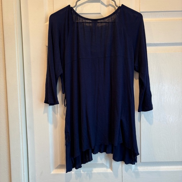Navy Blue Discreet 3/4 Length Sleeve Flowy Top - Size XL - Picture 5 of 6